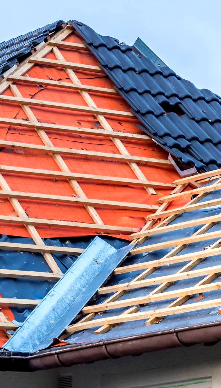 Réfection de couverture : liteaunage et écran de sous-toiture posés avant la pose des tuiles